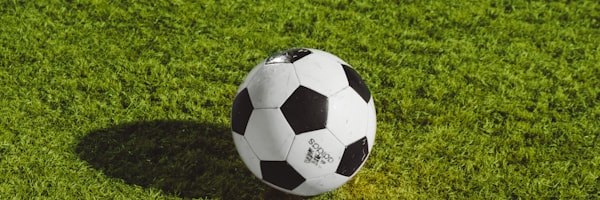 足球教练在战术板前讲解战术